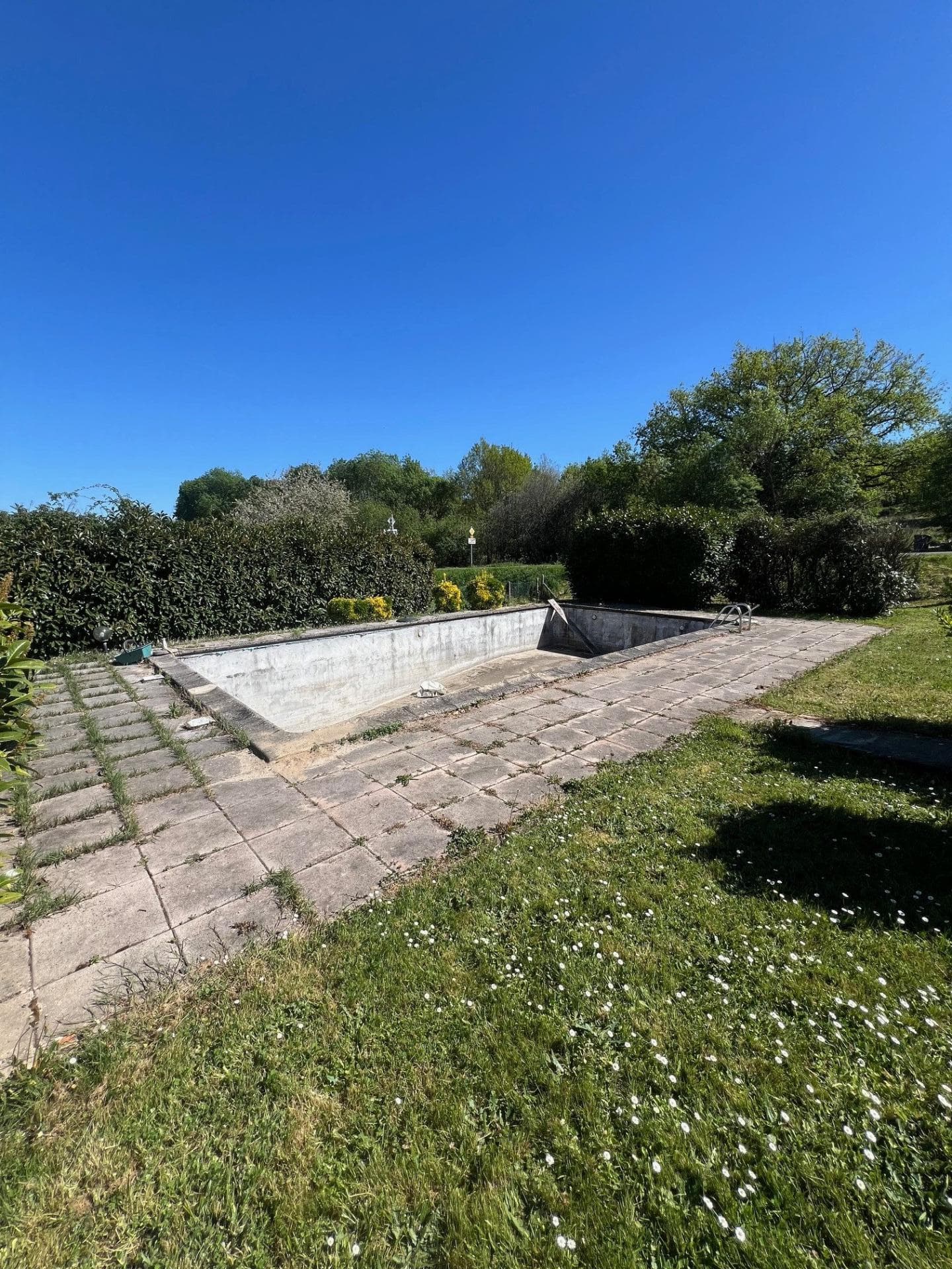 Grande batisse familliale avec dépendance, terrain et piscine à rénover — photo 19