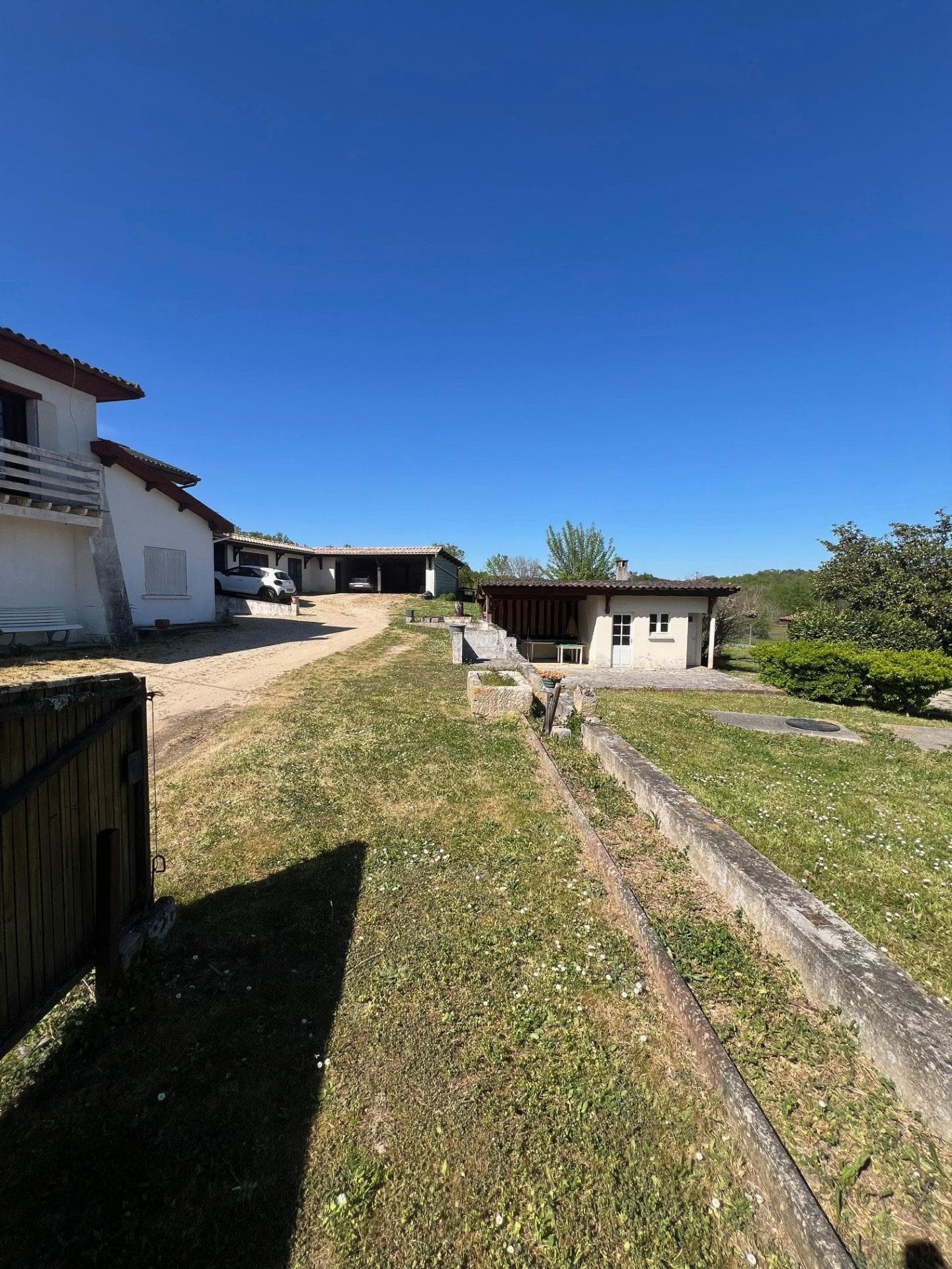 Grande batisse familliale avec dépendance, terrain et piscine à rénover — photo 17