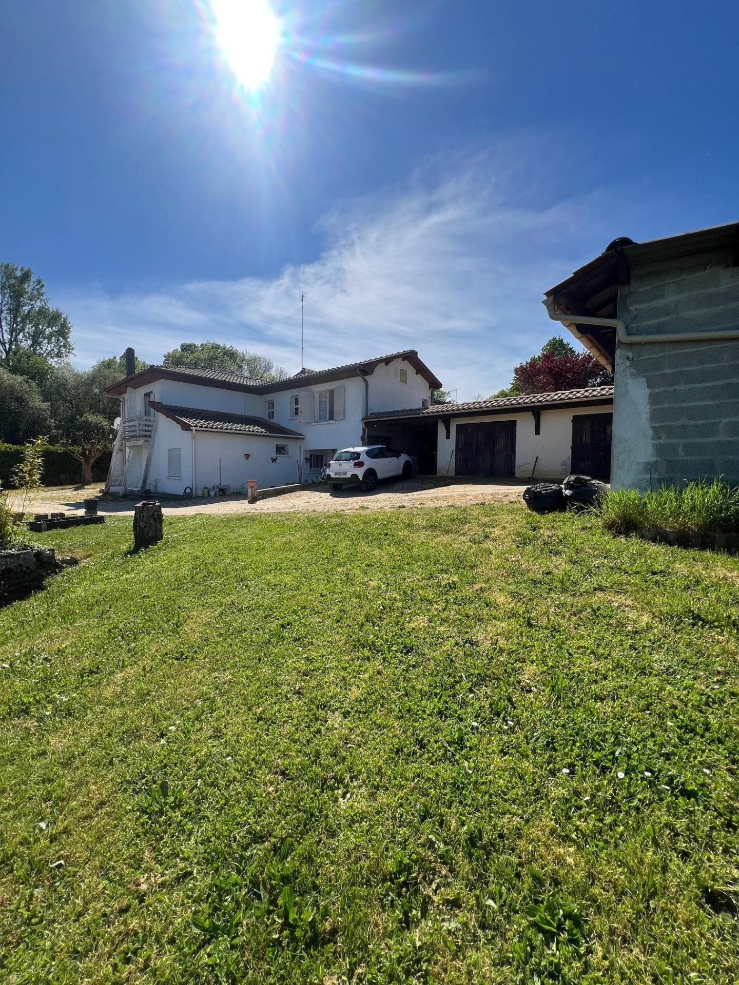 Grande batisse familliale avec dépendance, terrain et piscine à rénover