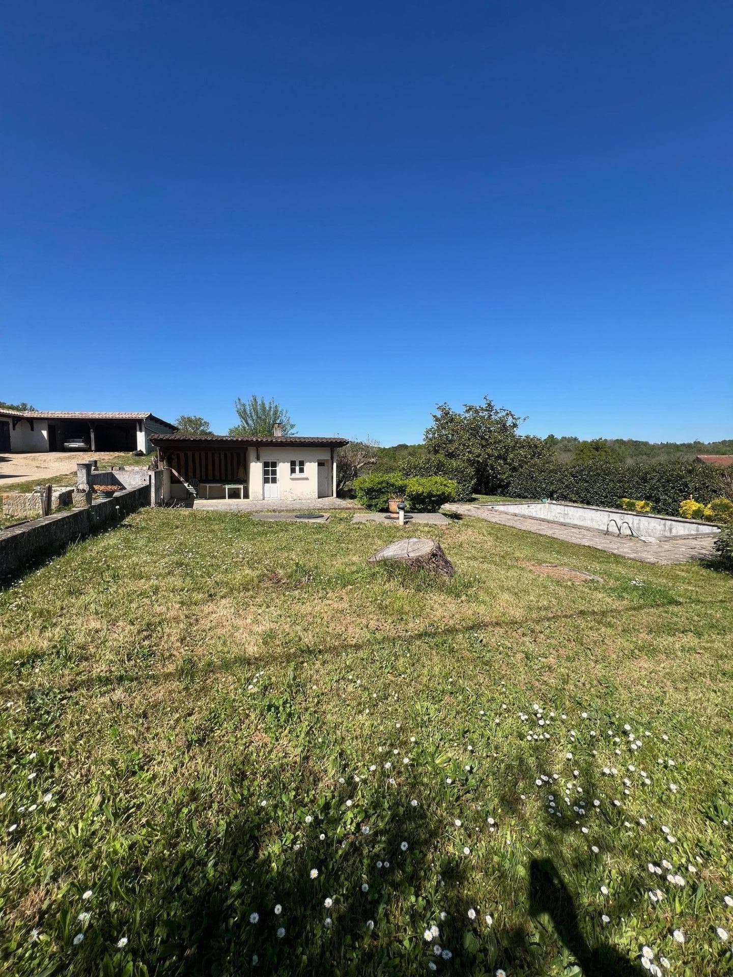 Grande batisse familliale avec dépendance, terrain et piscine à rénover — photo 18