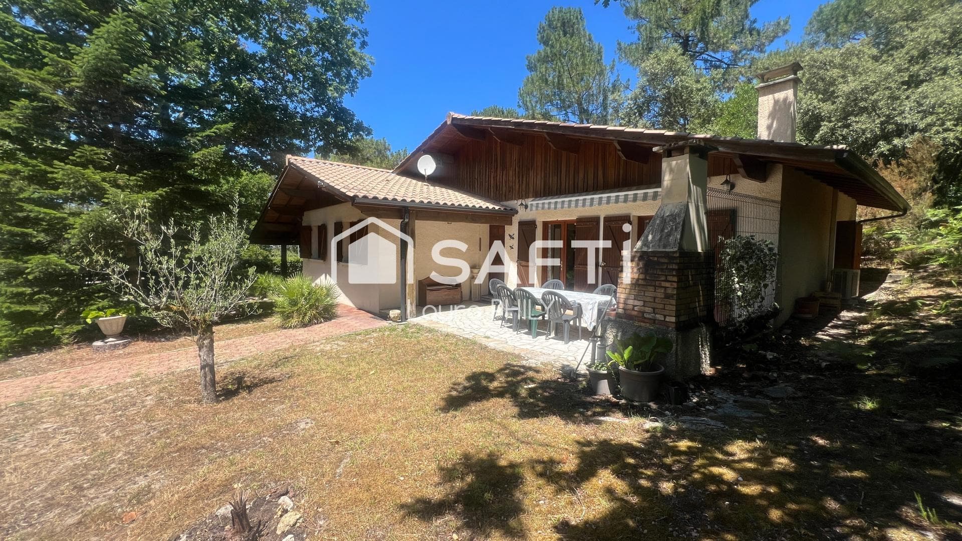 Dans un environnement paisible, cette maison de plain-pied est idéalement située à quelques centaines de mètres du lac. — photo 2