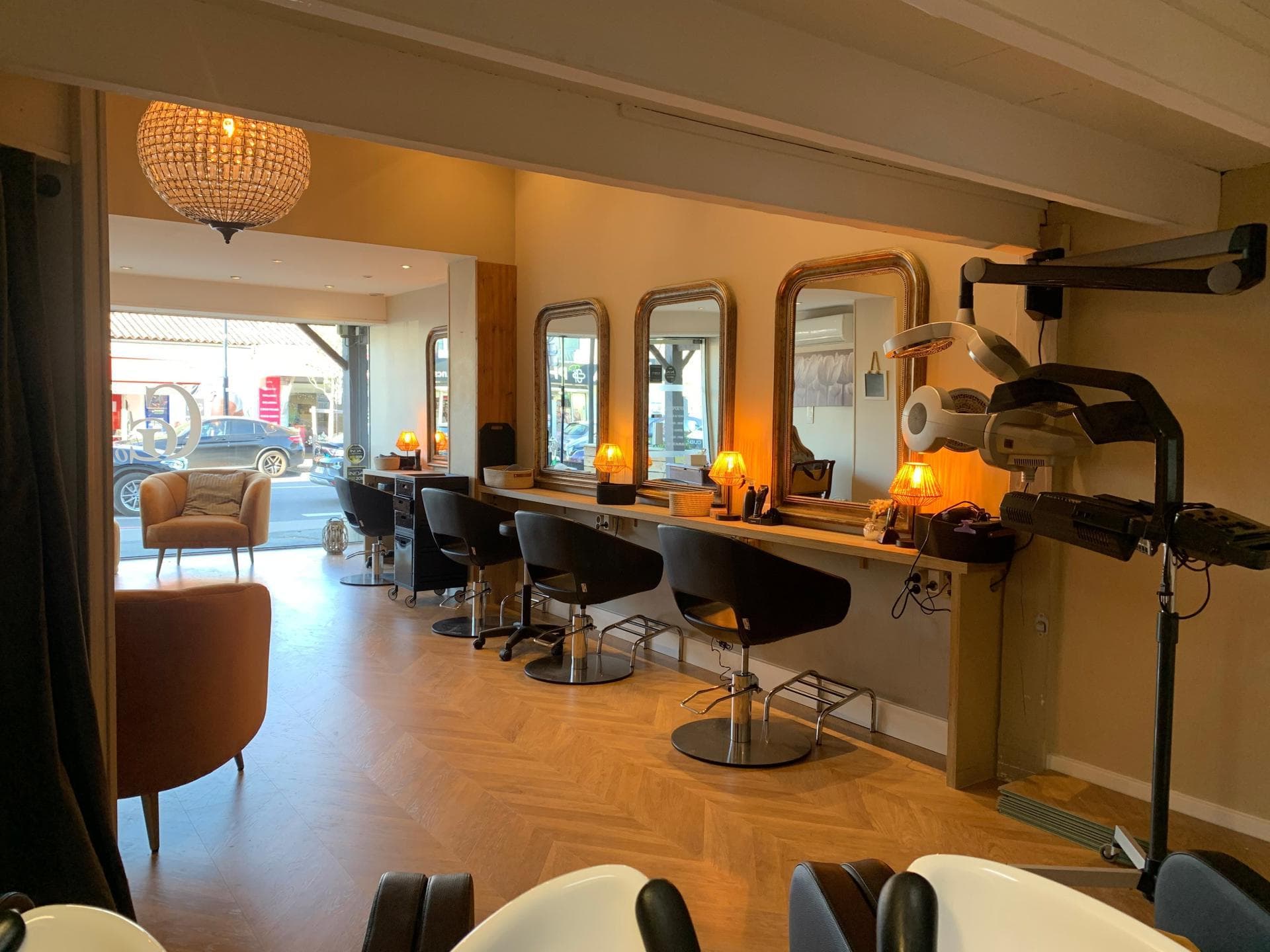 Salon de coiffure clé en main, affaire rentable.
