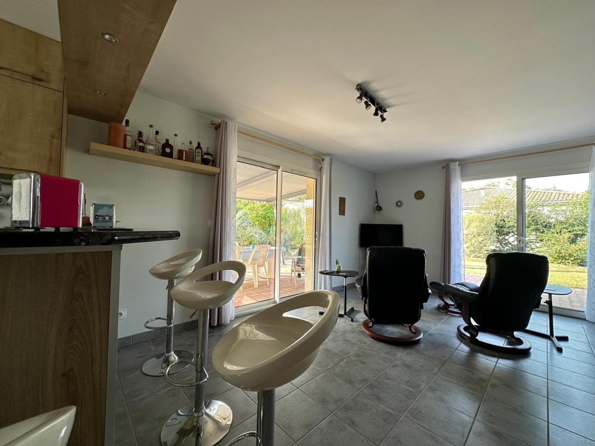 Jolie maison contemporaine et son jardin bucolique — photo 2