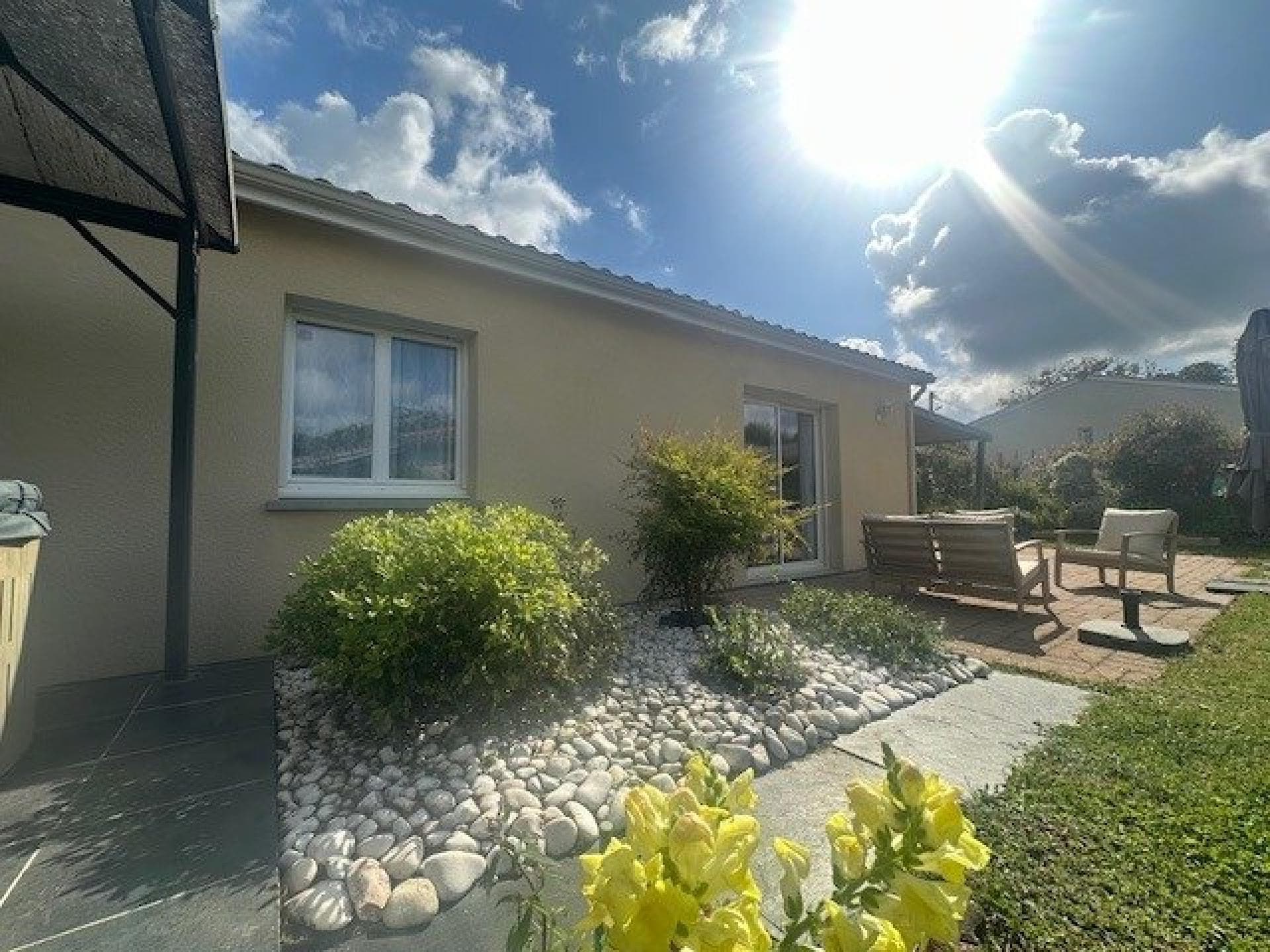 Jolie maison contemporaine et son jardin bucolique