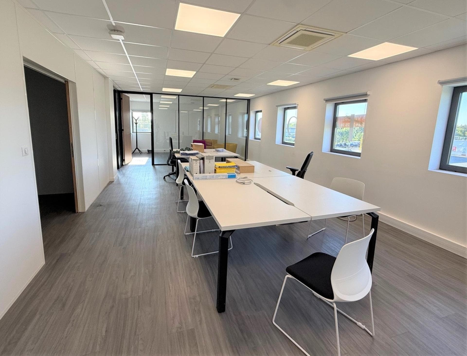 260 m² de bureaux climatisés et fonctionnel sur 2 étages. Disponible immédiatement — photo 4