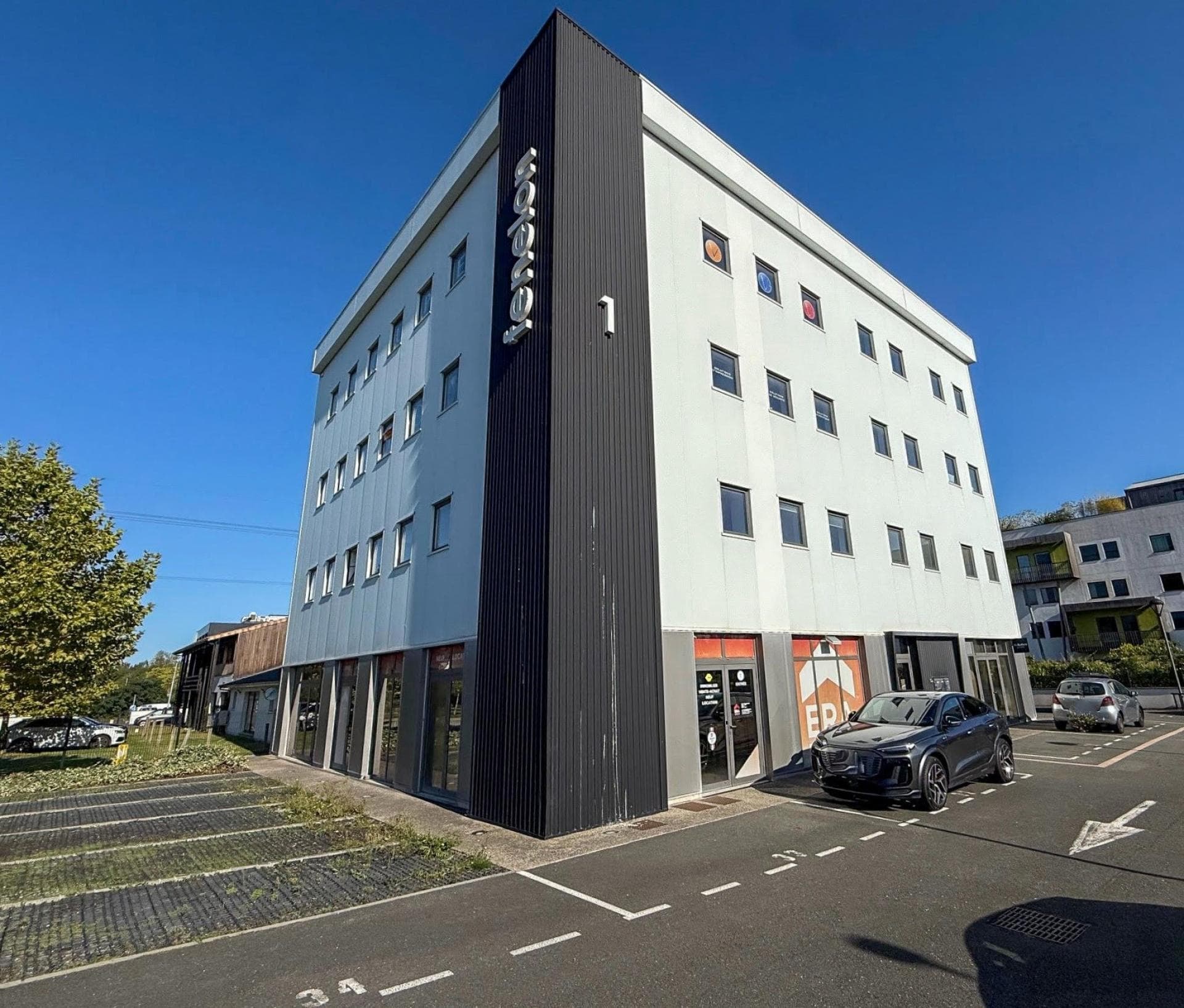 260 m² de bureaux climatisés et fonctionnel sur 2 étages. Disponible immédiatement