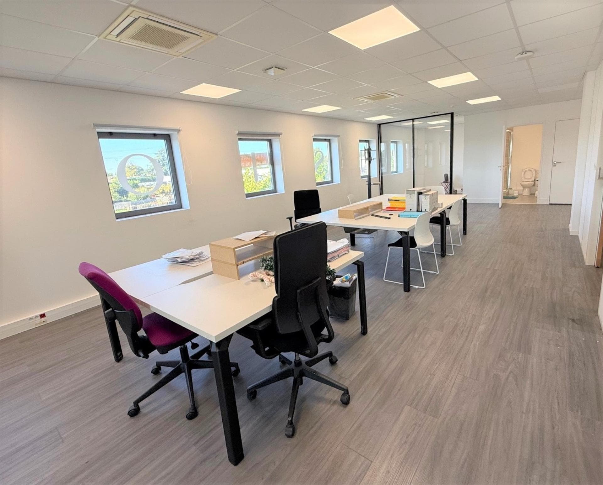 260 m² de bureaux climatisés et fonctionnel sur 2 étages. Disponible immédiatement — photo 2