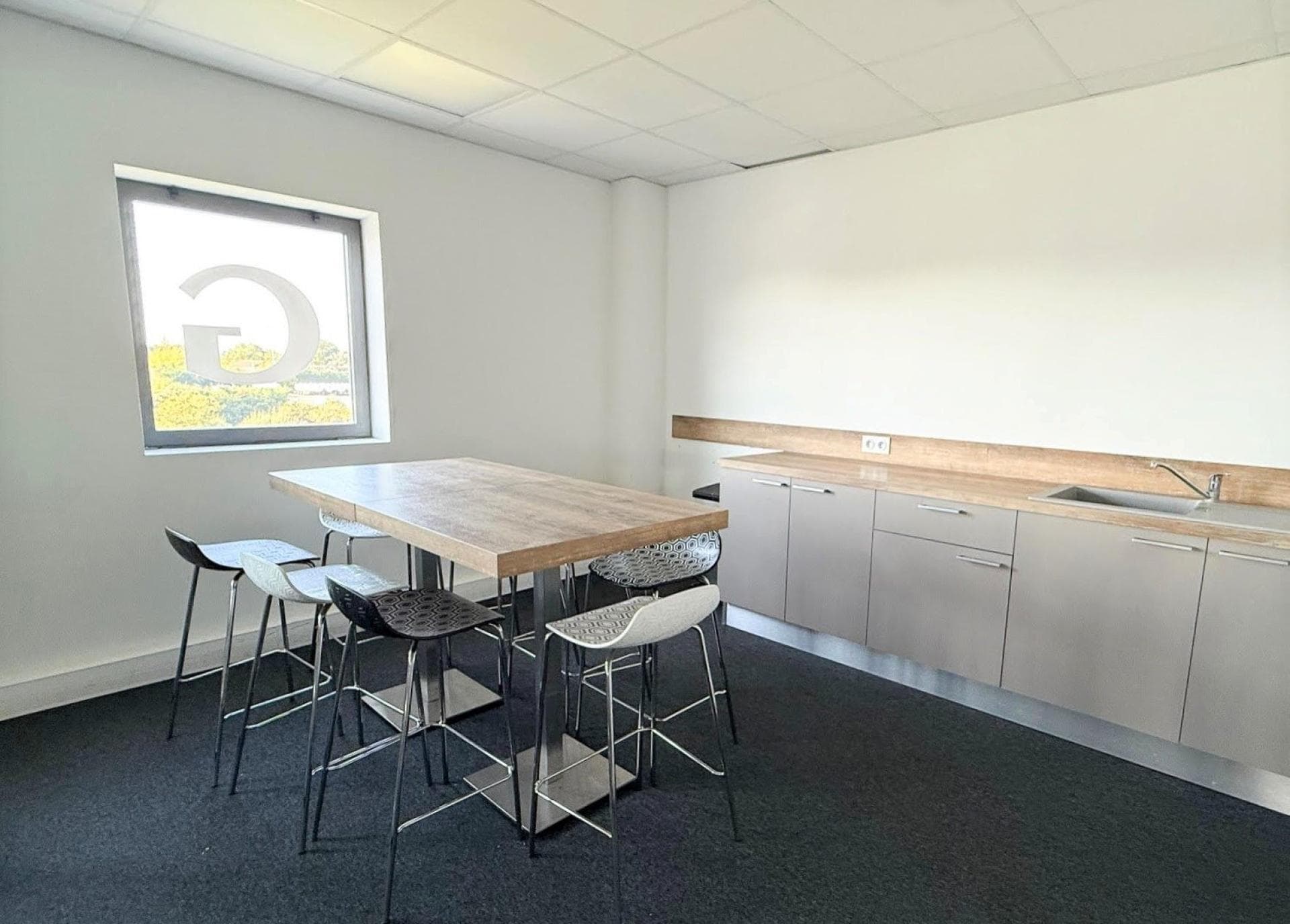 145 m² de bureaux climatisés et fonctionnel. Disponible immédiatement — photo 3
