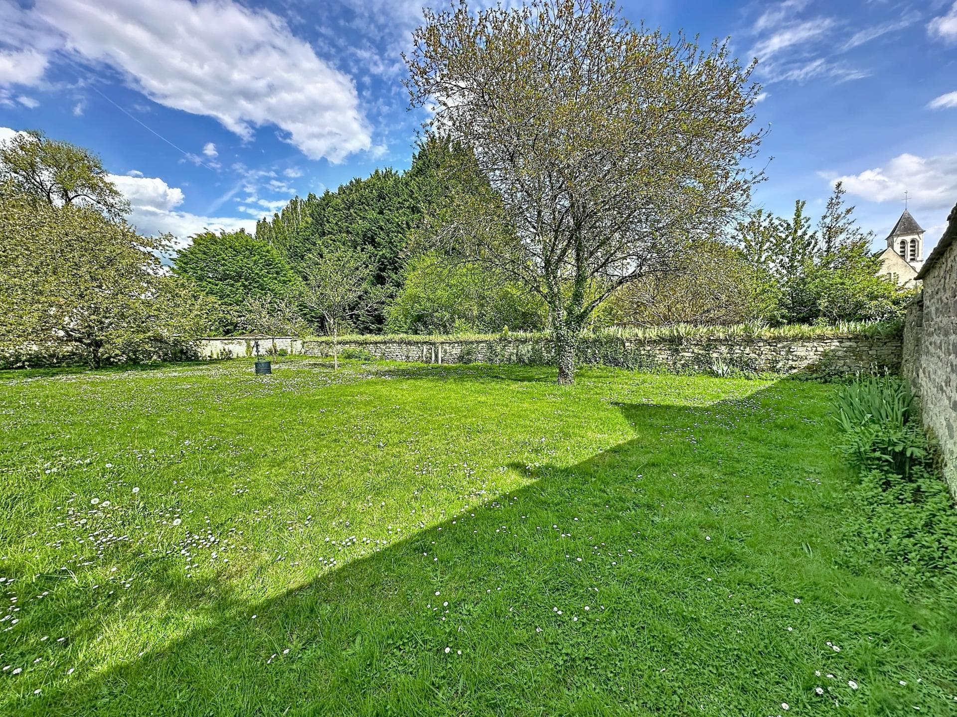 TERRAIN CONSTRUCTIBLE AU CŒUR DE NOISY-SUR-ÉCOLE — photo 3
