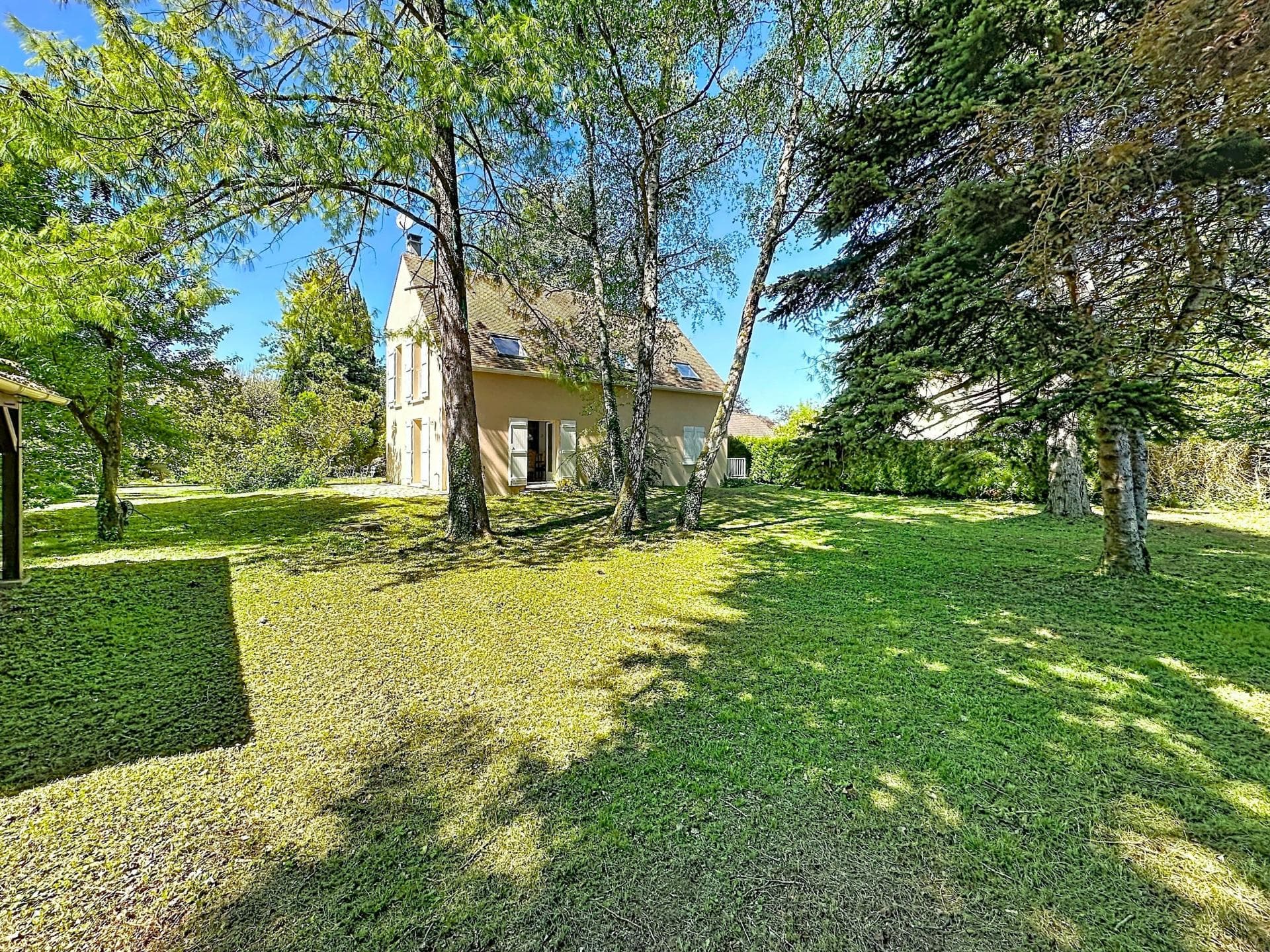 Cadre résidentiel, volumes et belle dépendance — photo 2