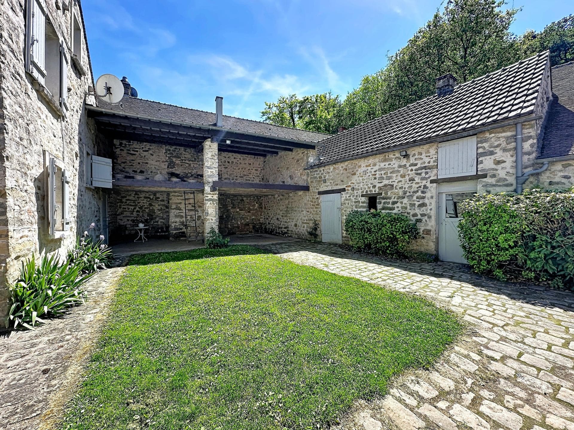 Maison en pierre avec grange — photo 9