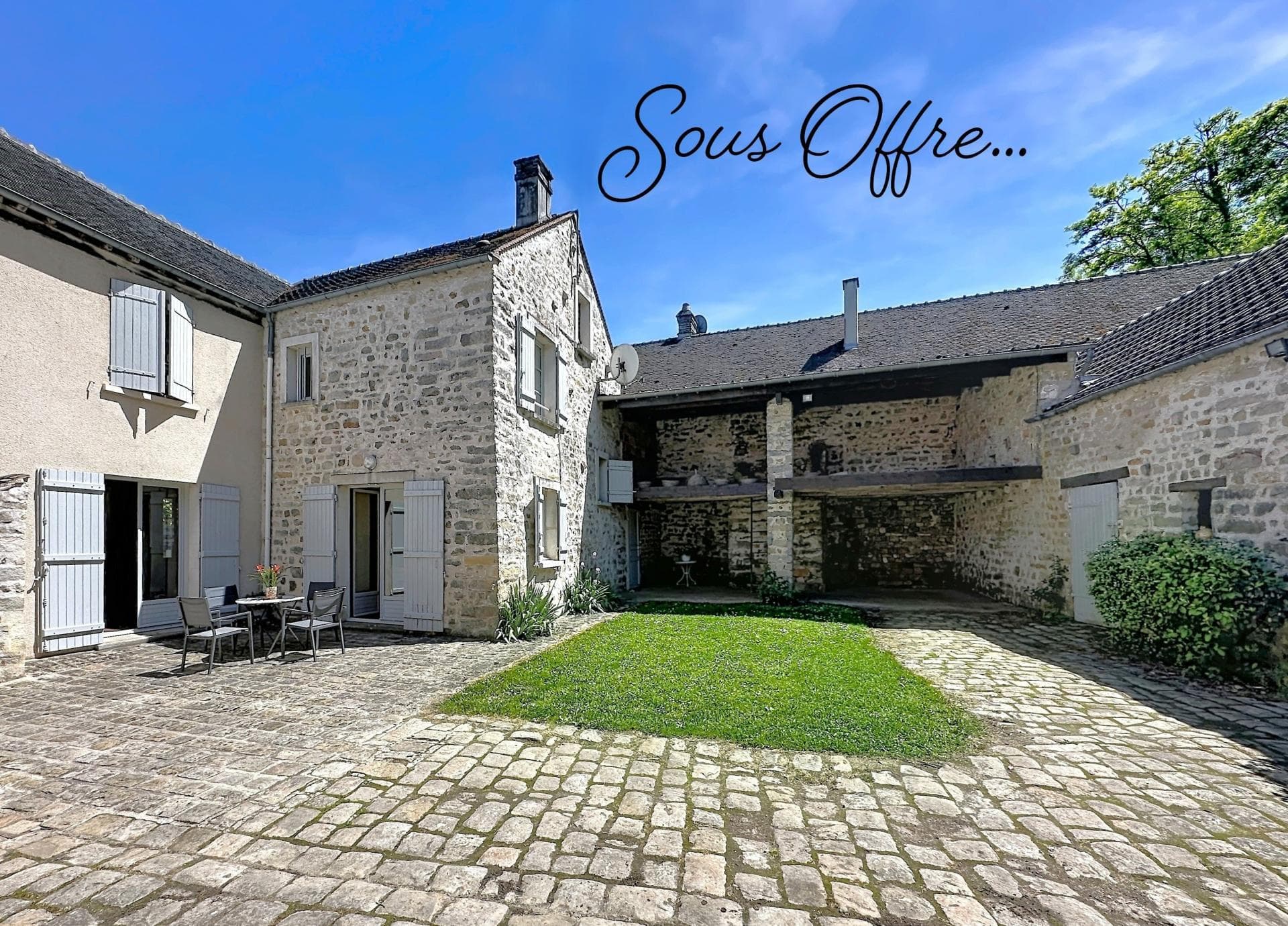 Maison en pierre avec grange