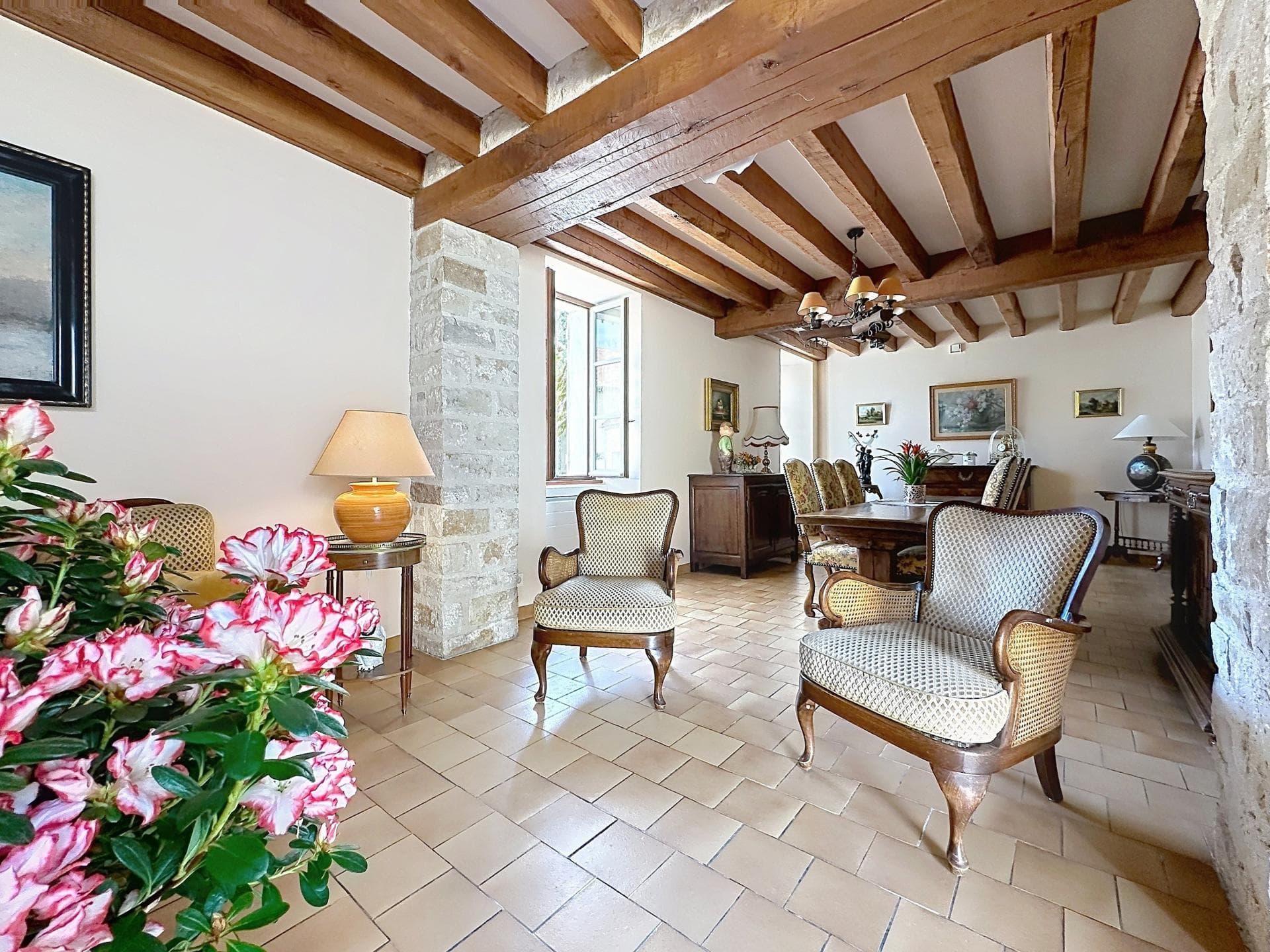 Maison en pierre avec grange — photo 3