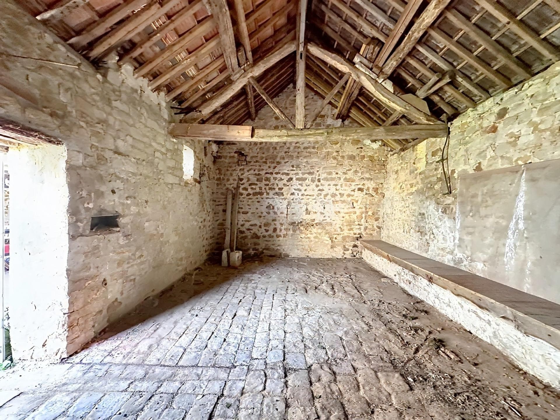 Maison en pierre avec grange — photo 8