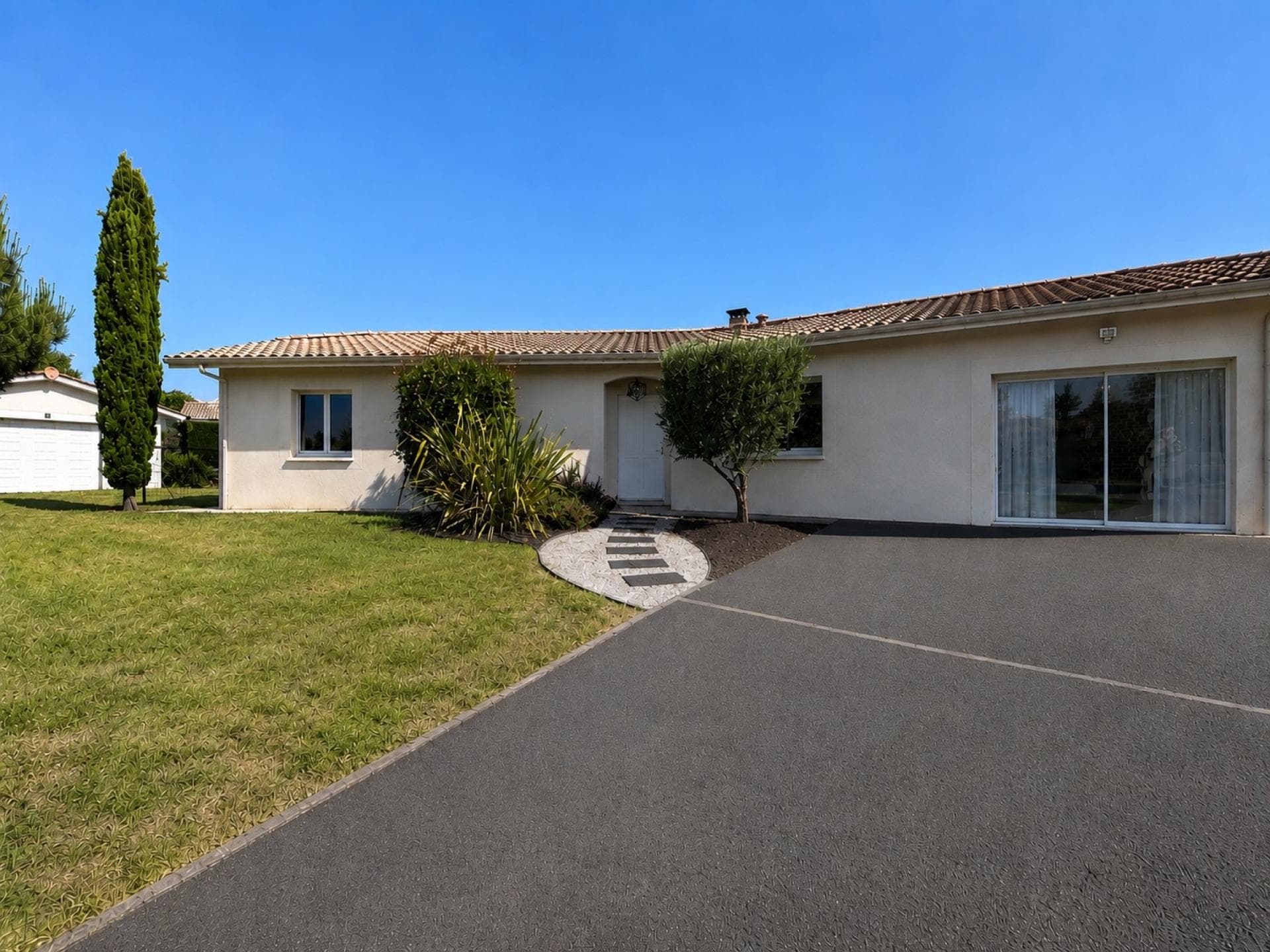 Plain-pied familial avec piscine — photo 2