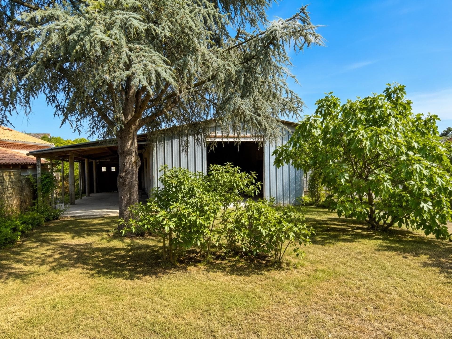 Hangar / garage de stockage sur parcelle d’environ 550 m² — photo 3
