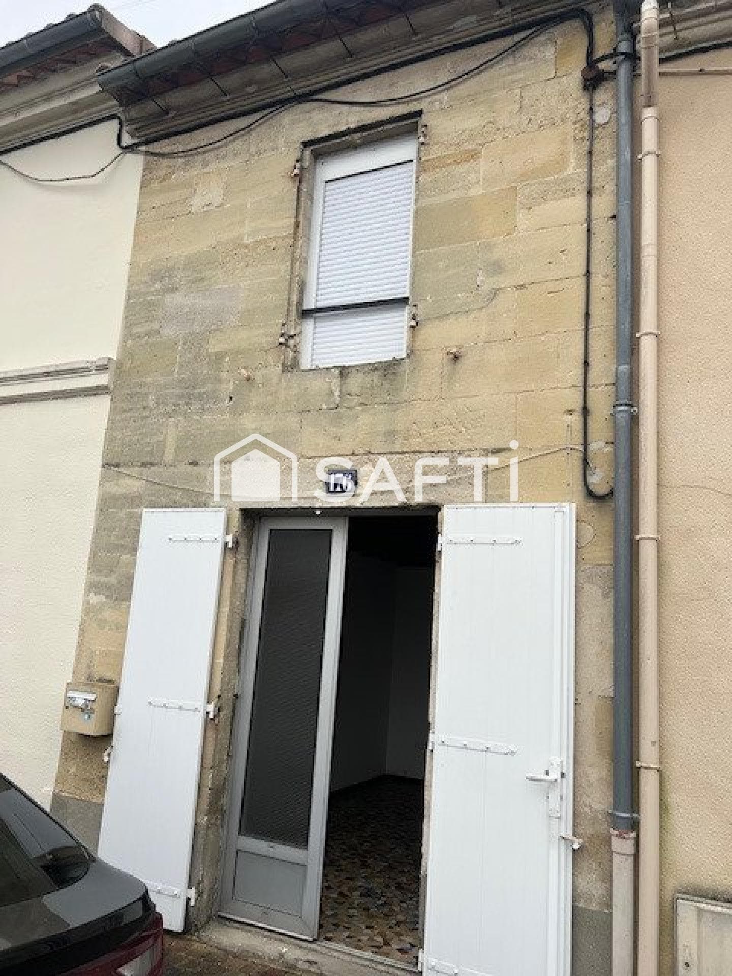 Située à Coutras, cette charmante maison de 75 m² avec divers commerces et services à proximité .