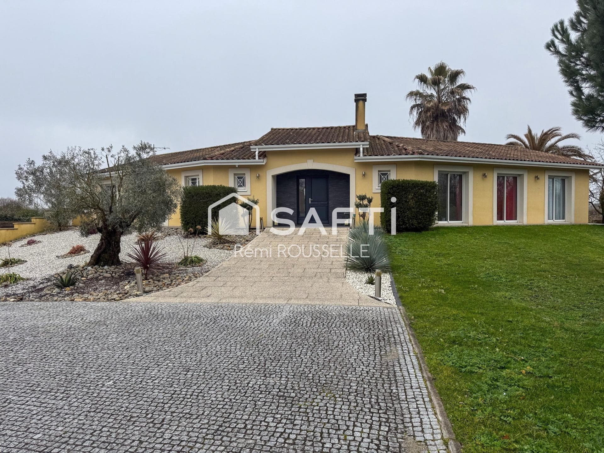 Superbe maison de 165m2 sur un terrain de 2350m2.